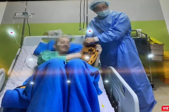 Cục trưởng Cục Quản lý Khám chữa bệnh, PGS.TS Lương Ngọc Khuê vào thăm bệnh nhân 91 (Ảnh: TH) 