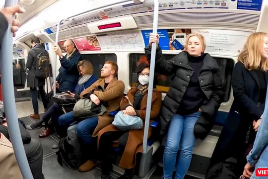 Dịch bệnh hoành hành dữ dội nhưng đeo khẩu trang trên tàu điện ngầm và nơi công cộng ở Anh vẫn bị kỳ thị. Nhân vật được phỏng vấn là người duy nhất đeo khẩu trang (Ảnh: NVCC) 