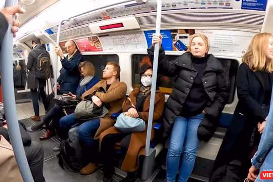 Dịch bệnh hoành hành dữ dội nhưng đeo khẩu trang trên tàu điện ngầm và nơi công cộng ở Anh vẫn bị kỳ thị. Nhân vật được phỏng vấn là người duy nhất đeo khẩu trang (Ảnh: NVCC) 