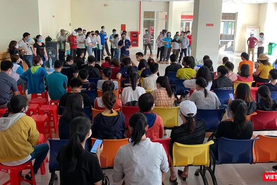 Tập huấn công tác đón người về cách ly tại Ký túc xá (KTX) ĐGQG TP.HCM (Ảnh: BQL KTX cung cấp) 