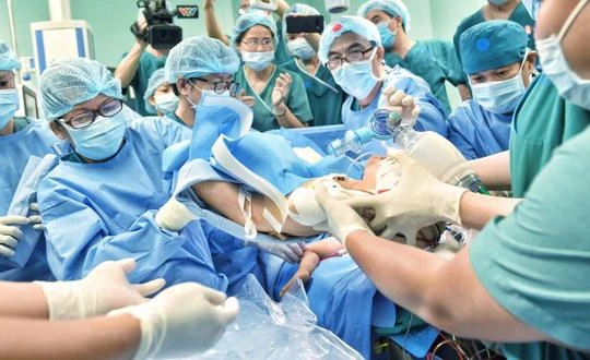 Ca phẫu thuật tách cặp song sinh Trúc Nhi - Diệu Nhi (Ảnh: Duyên Phan)
