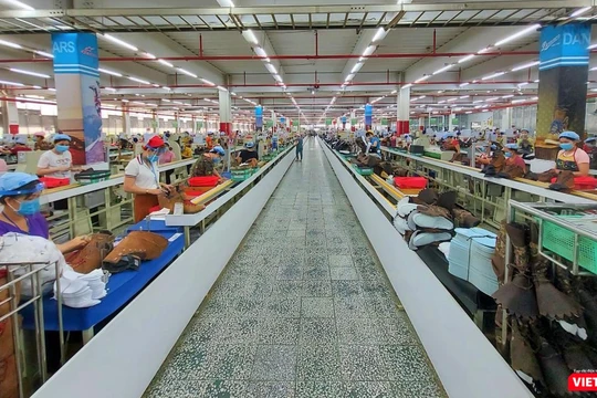 Công nhân làm việc tại một phân xưởng của công ty Pou Yuen