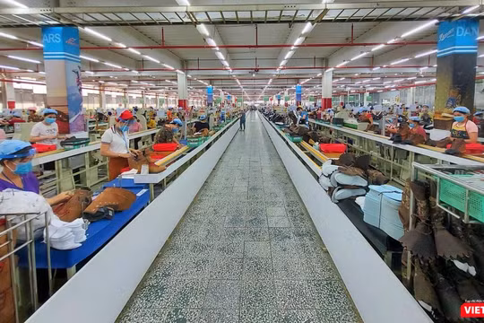 Công nhân làm việc tại một phân xưởng của công ty Pou Yuen