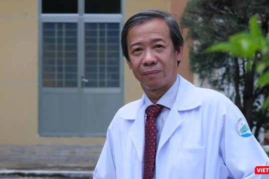 TS.BS Nguyễn Văn Vĩnh Châu, Giám đốc BV Bệnh Nhiệt đới TP.HCM cảnh báo người dân không tự ý mua thuốc "chữa COVID-19" như lời đồn đại vì có thể gây ngộ độc, tử vong (Ảnh: HB) 
