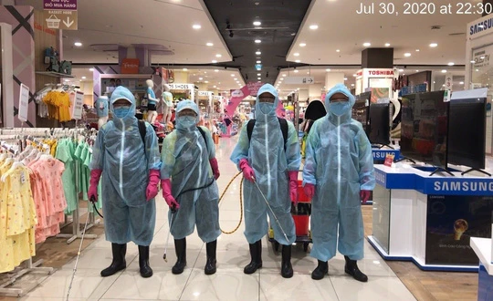 Nhân viên y tế khử khuẩn Aeon Mall Bình Tân - Ảnh: Aeon Mall cung cấp