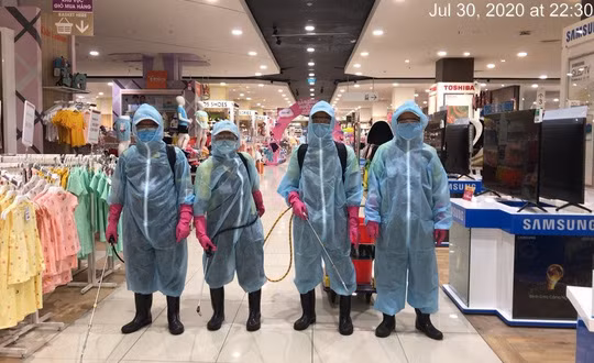 Nhân viên y tế khử khuẩn Aeon Mall Bình Tân - Ảnh: Aeon Mall cung cấp