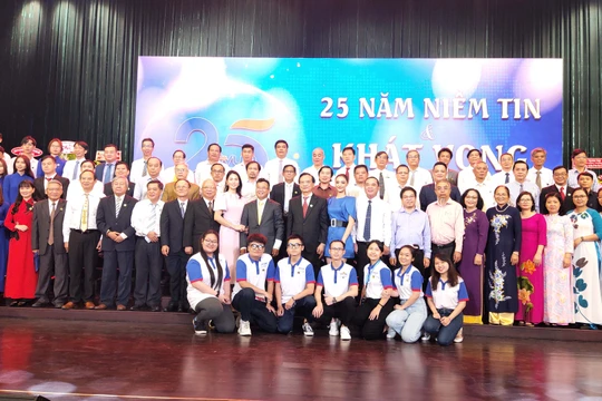 Thầy trò Đại học Hùng Vương trong lễ khai giảng và kỷ niệm 25 năm thành lập trường (Ảnh: Hoà Bình) 