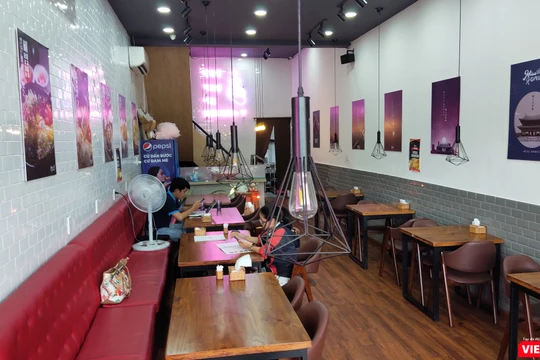 Miss Korea (229 Trần Hưng Đạo, phường Cô Giang, quận 1) mở cửa trở lại nhưng vắng khách (Ảnh: Hòa Bình) 