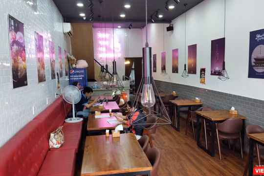 Miss Korea (229 Trần Hưng Đạo, phường Cô Giang, quận 1) mở cửa trở lại nhưng vắng khách (Ảnh: Hòa Bình) 