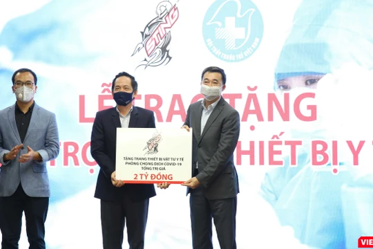 Đại diện Sting trao tặng 2 tỉ đồng mua thiết bị y tế phòng chống COVID-19 (Ảnh: TB) 