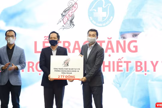 Đại diện Sting trao tặng 2 tỉ đồng mua thiết bị y tế phòng chống COVID-19 (Ảnh: TB) 