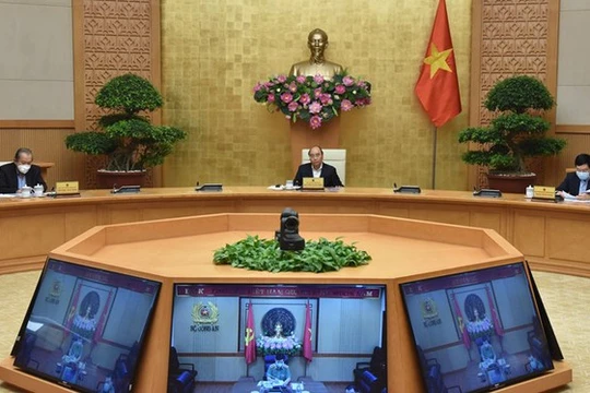 Thủ tướng chủ trì họp Thường trực Chính phủ chiều 13/4. Tại phiên họp, TP.HCM kiến nghị kéo dài thời gian giãn cách xã hội đến 30/4 (Ảnh VGP)