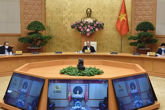 Thủ tướng chủ trì họp Thường trực Chính phủ chiều 13/4. Tại phiên họp, TP.HCM kiến nghị kéo dài thời gian giãn cách xã hội đến 30/4 (Ảnh VGP)
