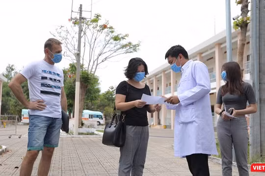 BV Dã chiến Củ Chi trao giấy ra viện cho bệnh nhân xuất viện - Ảnh- Đình Nguyên