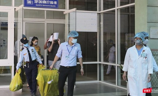 Ca bệnh số 22 người Anh sau 3 lần âm tính, tạm biệt bệnh viện Đà Nẵng, đến TP.HCM để quá cảnh đi Anh đã có kết quả dương tính trở lại (Ảnh: Hồ Xuân Mai) 