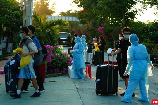 Lãnh đạo TP.HCM lên phương án giải tỏa cách ly cho hàng ngàn người được trở về nhà trong tuần này (Ảnh: Phạm Nguyễn) 