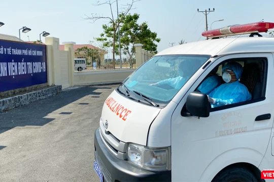 Đưa bệnh nhân đến BV Cần Giờ điều trị chuyên COVID-19 (Ảnh: HB) 