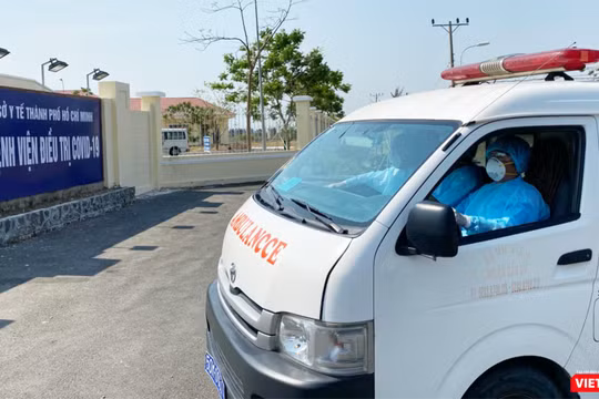 Đưa bệnh nhân đến BV Cần Giờ điều trị chuyên COVID-19 (Ảnh: HB) 