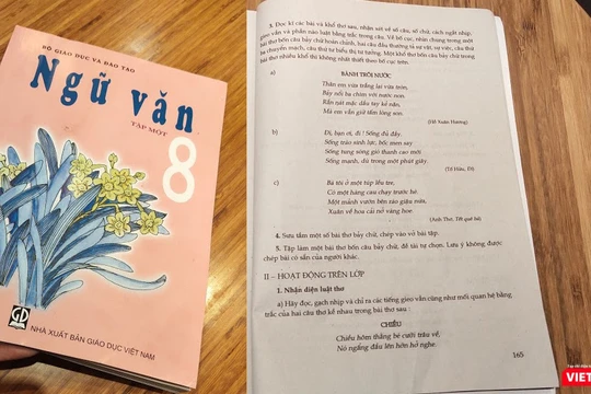 Sách giáo khoa ngữ văn 8 tập 1 (NXB Giáo dục) đã "sửa" tên tác giả bài thơ Đoàn Văn Cừ thành Anh Thơ (Ảnh: Hòa Bình) 