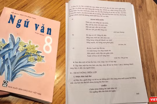 Sách giáo khoa ngữ văn 8 tập 1 (NXB Giáo dục) đã "sửa" tên tác giả bài thơ Đoàn Văn Cừ thành Anh Thơ (Ảnh: Hòa Bình) 