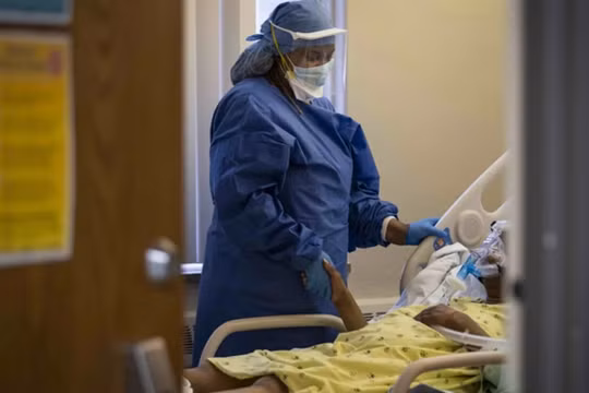 Dù chi phí dăm tỷ, mục tiêu quan trọng nhất là cứu người, sáng nay, thông tin mới nhất là đã tìm thấy 1 người thân của bệnh nhân 91 (Ảnh: AP) 