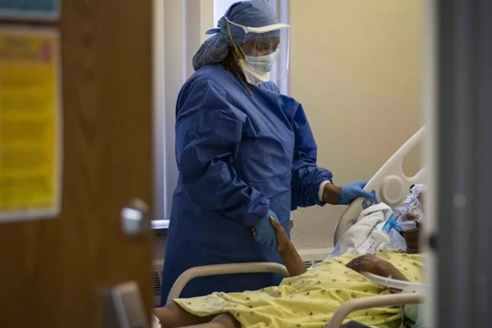 Dù chi phí dăm tỷ, mục tiêu quan trọng nhất là cứu người, sáng nay, thông tin mới nhất là đã tìm thấy 1 người thân của bệnh nhân 91 (Ảnh: AP) 