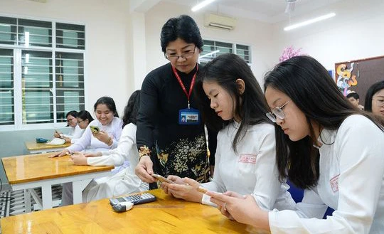Không cấm mà cũng chẳng cho phép, Thông tư 32 đã trao quyền cho thầy cô và nhà trường cho học sinh sử dụng điện thoại trong lớp học. Ảnh: TT