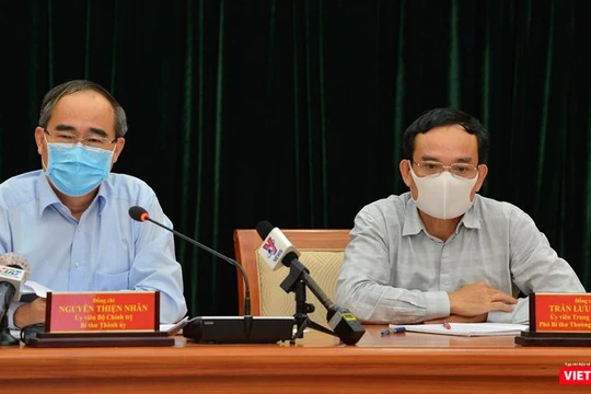 Bí thư thành ủy Nguyễn Thiện Nhân và Phó bí thư thường trực Trần Lưu Quang tại cuộc họp chiều 24/3 (Ảnh: TB) 