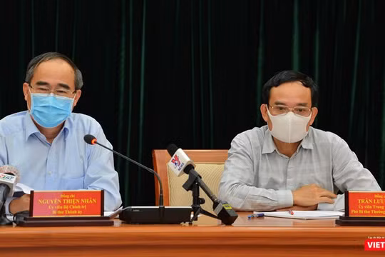 Bí thư thành ủy Nguyễn Thiện Nhân và Phó bí thư thường trực Trần Lưu Quang tại cuộc họp chiều 24/3 (Ảnh: TB) 