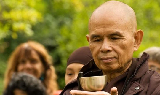 Thiền sư Thích Nhất Hạnh cần mẫn gieo yêu thương (Ảnh: PNC cung cấp). 