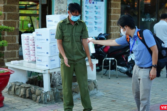 Phun xịt khử khuẩn cho cán bộ phục vụ ở Cần Giờ (Ảnh: Phạm Nguyễn) 