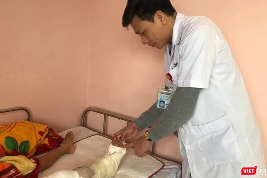 Bác sĩ Nguyễn Vũ Hoàng - Khoa Chỉnh hình Nhi, thăm khám chân cho cháu bé (Ảnh: BVCC) 