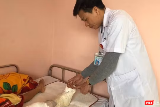 Bác sĩ Nguyễn Vũ Hoàng - Khoa Chỉnh hình Nhi, thăm khám chân cho cháu bé (Ảnh: BVCC) 