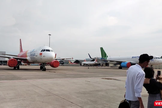 Cảng vụ Hàng không Miền Nam vừa gửi văn bản kiến nghị Cục Hàng không Việt Nam tạm dừng các chuyến bay thương mại (Ảnh: Hòa Bình) 
