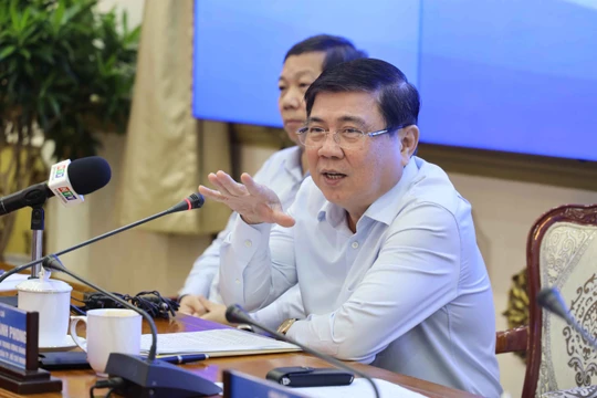 Chủ tịch UBND Nguyễn Thành Phong chỉ đạo cuộc họp báo chiều 3/11 (Ảnh: TTBC) 