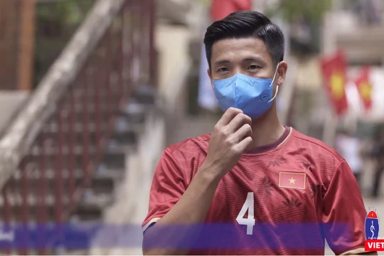 Trung vệ Bùi Tiến Dũng thực hiện 9 bước phòng chống COVID-19 (Ảnh chụp màn hình video) 