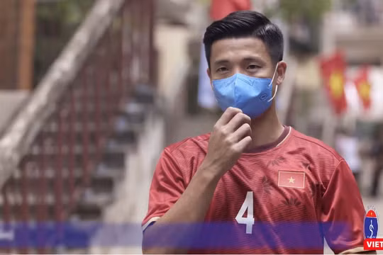 Trung vệ Bùi Tiến Dũng thực hiện 9 bước phòng chống COVID-19 (Ảnh chụp màn hình video) 