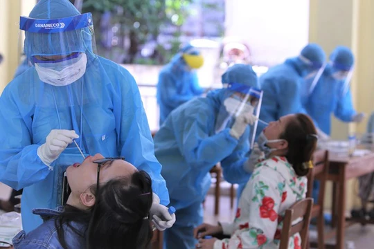 Du khách được xét nghiệm COVID-19 trước khi thực hiện chuyến bay trở về TP.HCM (Ảnh: BV)