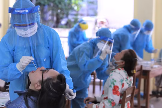 Du khách được xét nghiệm COVID-19 trước khi thực hiện chuyến bay trở về TP.HCM (Ảnh: BV)