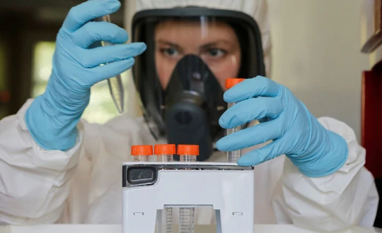 Một nhà khoa học làm việc trong phòng nghiên cứu vắcxin COVID-19 tại Matxcơva, Nga, ngày 6/8 - Ảnh- REUTERS