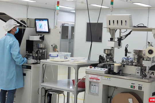 Sản xuất công nghệ cao ở công ty Điện Quang (Ảnh: Hòa Bình)