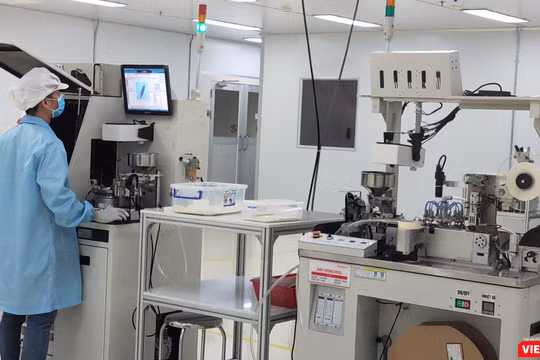 Sản xuất công nghệ cao ở công ty Điện Quang (Ảnh: Hòa Bình)