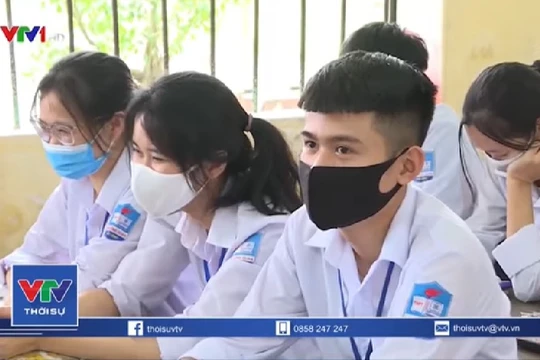 Học sinh Thái Bình đi học trở lại nhưng khó tách lớp do không đủ cơ sở và giáo viên (Ảnh: VTV1) 