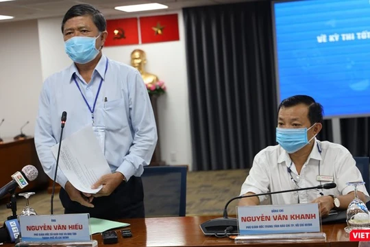 PGĐ Sở Giáo dục và Đào tạo TP Nguyễn Văn Hiếu (bên trái) - Ảnh: TTBC