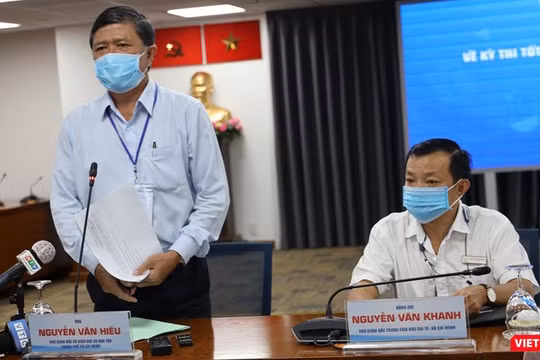 PGĐ Sở Giáo dục và Đào tạo TP Nguyễn Văn Hiếu (bên trái) - Ảnh: TTBC