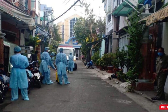 Cơ quan chức năng đón bệnh nhân nhiễm COVID-19 đi điều trị cách ly chiều 13/3 (Ảnh: T.H) 