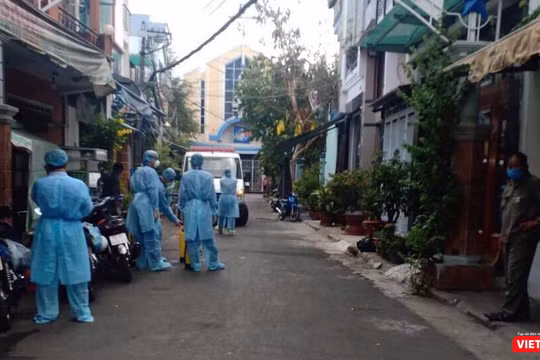 Cơ quan chức năng đón bệnh nhân nhiễm COVID-19 đi điều trị cách ly chiều 13/3 (Ảnh: T.H) 