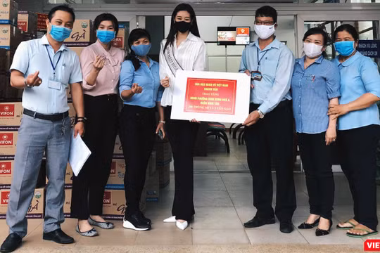 Hoa hậu Khánh Vân đội mưa tận tay gửi tặng 2 tấn gạo và 200 thùng mì cho người dân khó khăn (Ảnh: NVCC)