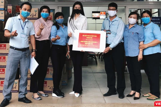 Hoa hậu Khánh Vân đội mưa tận tay gửi tặng 2 tấn gạo và 200 thùng mì cho người dân khó khăn (Ảnh: NVCC)