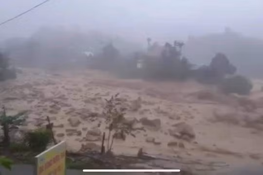 Cảnh sạt lở, lũ quét nghiêm trọng tại xã Phước Thành, san bằng khu đất và cuốn trôi toàn bộ 13 căn nhà cùng tài sản (Ảnh: QNO)